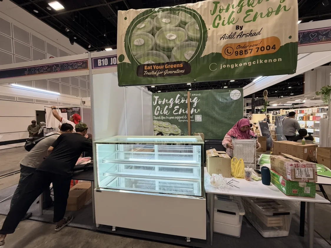 Kojima Three-Layer Cake Display Chiller B150L3-W-C (White LED / 150cm / White Finishing) in use at a real event