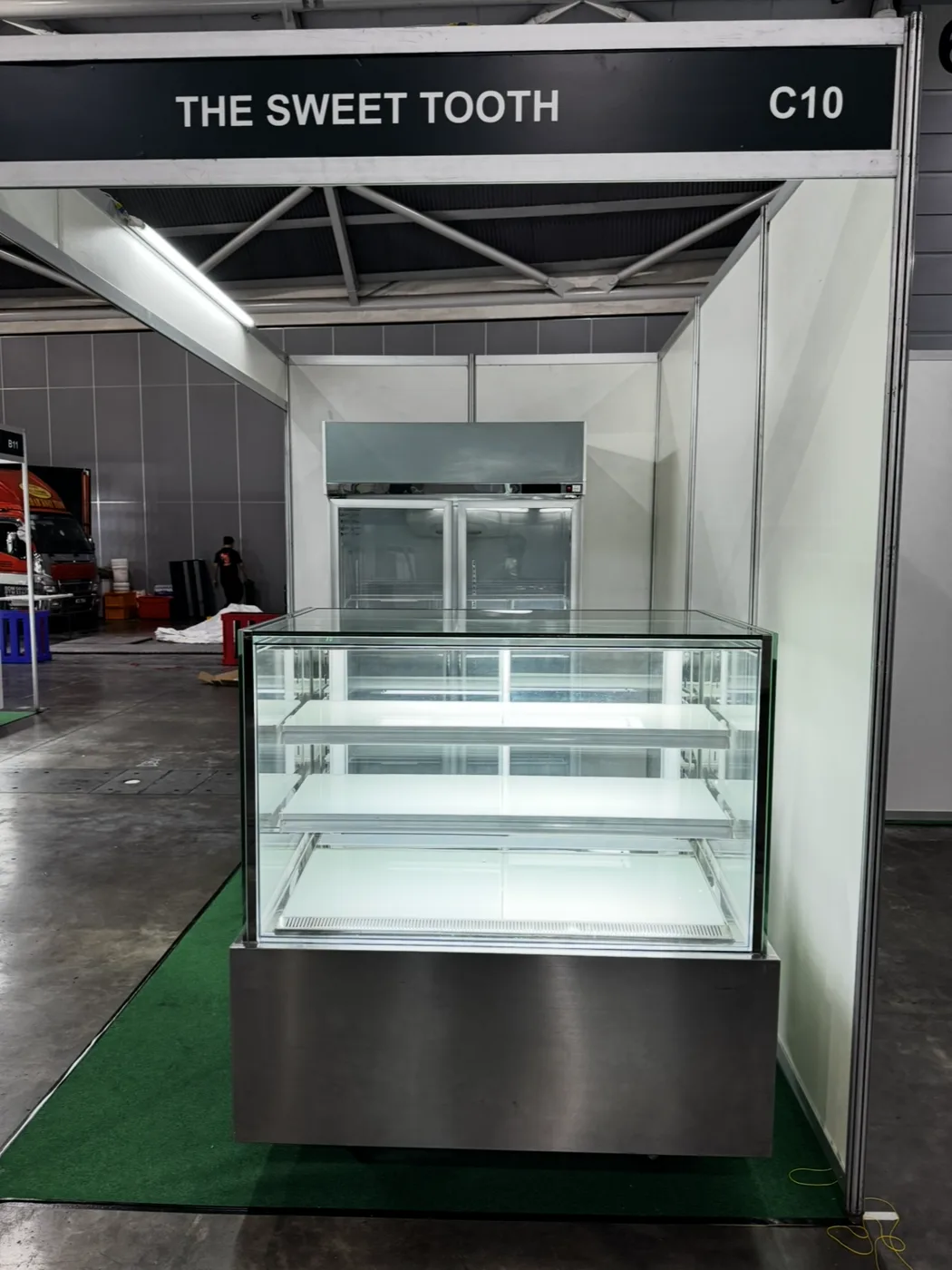 KINCO Three-Layer Cake Display Chiller P120L3-S-C (White LED / 120cm / Steel Finishing) in use at a real event