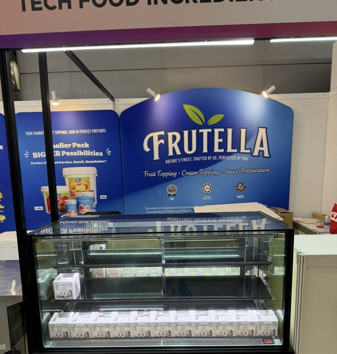 KINCO Three-Layer Cake Display Chiller P150L3-B-C (White LED / 150cm / Black Finishing) in use at a real event