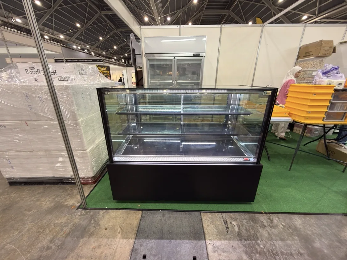 KINCO Three-Layer Cake Display Chiller P150L3-B-C (White LED / 150cm / Black Finishing) in use at a real event
