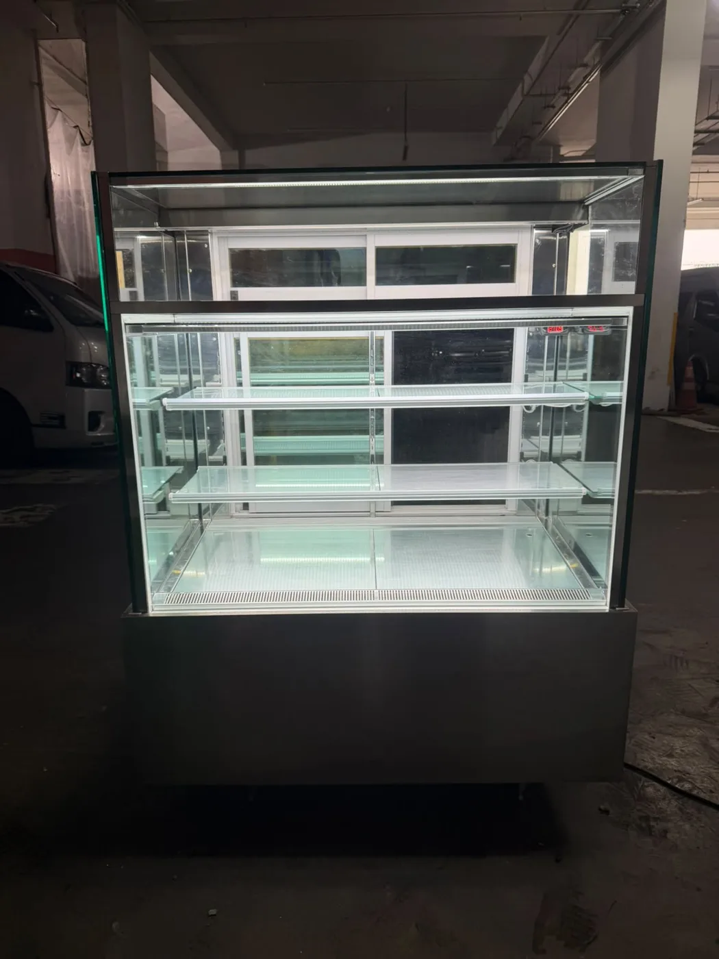 KINCO Three+One-Layer Cake Display Chiller P120L3+1-S-C (White LED / 120cm / Steel Finishing) in use at a real event